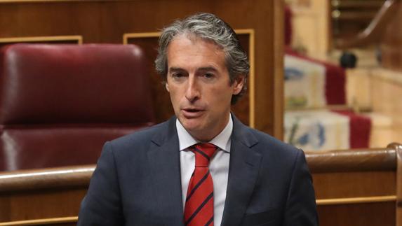 El ministro de Fomento, Íñigo de la Serna, durante su intervención en la sesión de Control al Gobierno.