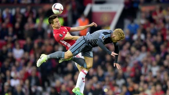 Ander Herrera salta a por un balón con el céltico Daniel Wass en Old Trafford. 