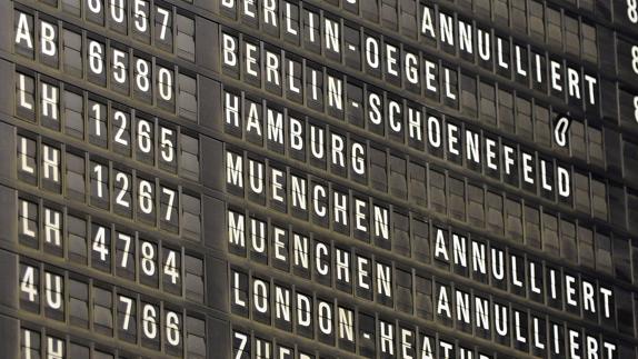 Pantalla de vuelos en el aeropuerto de Colonia, Alemania.