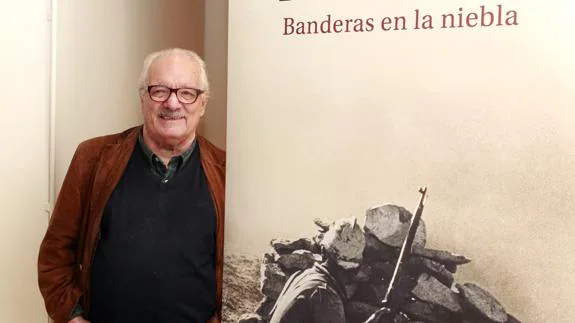 El escritor Javier Reverte ha presentado en Madrid su última novela, 'Banderas en la niebla'.