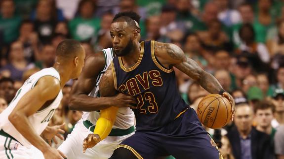 LeBron James, durante el partido ante los Celtics. 