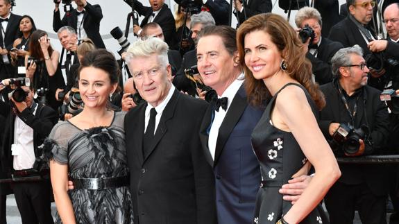 Los cineastas David Lynch (i) y Kyle MacLachlan junto a sus esposas.