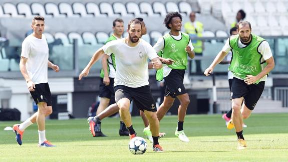 Higuaín, durante el entrenamiento de este lunes de la Juventus. 