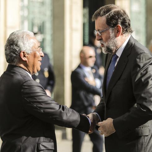 Rajoy es recibido por el primer ministro portugués.