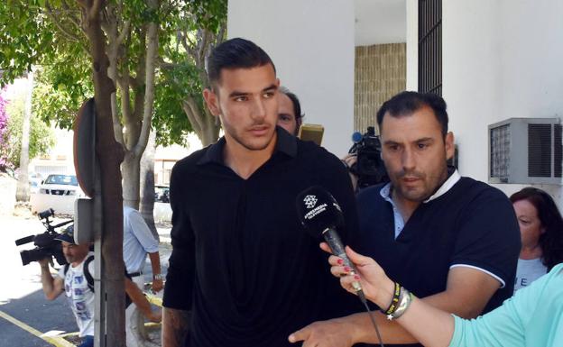 Theo Hernández, a la salida de los juzgados. 