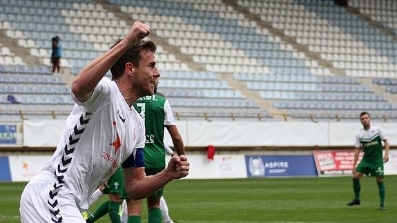 Santi Santos espera poder levantar la cabeza ante el Compostela.