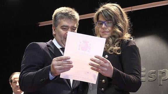 Ignacio Cosidó entrega a la viuda de Isidro Gabino el ascenso honorífico de su marido