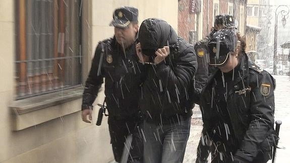 El acusado, en el momento de llegar a la Audiencia Provincial.