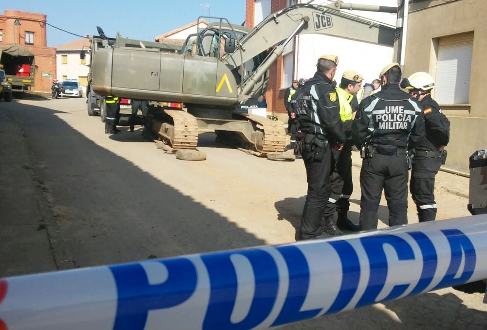 Efectivos de la UME y de la Policía en el lugar de la búsqueda.