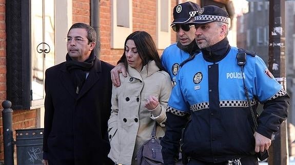 Los dos agentes de la Policía Local acompañan a Raquel Gago a la Audiencia Provincial 