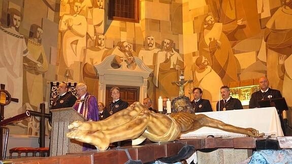 Celebración del Via Crucis en el interior de San Claudio 