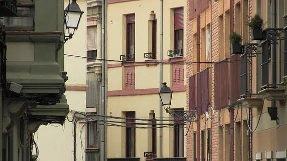 Cofradías de León denuncian el mal estado del tendido eléctrico del casco histórico