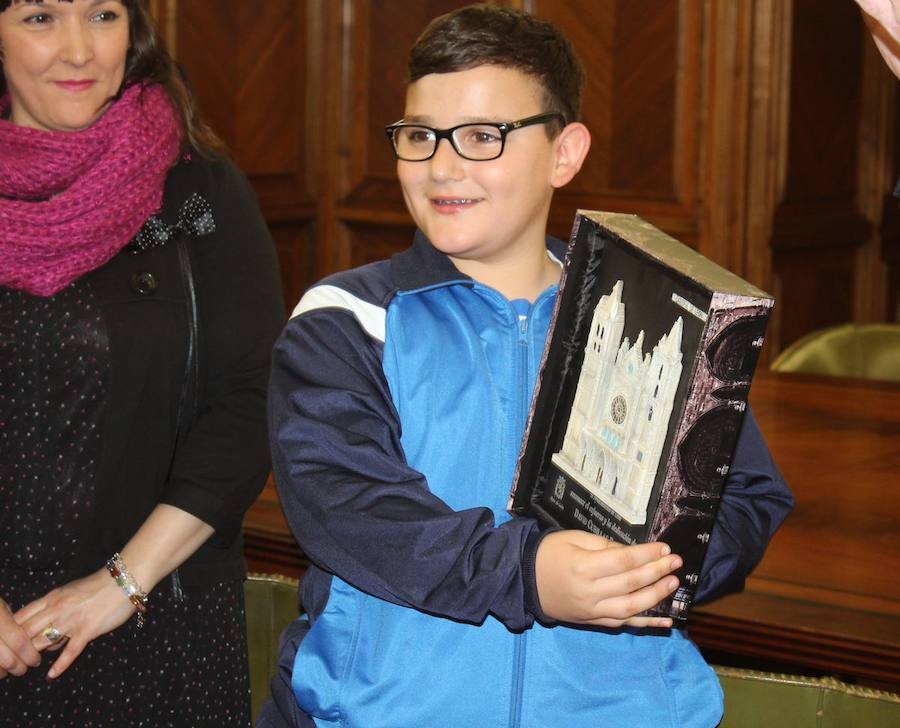 El leonés recibió una placa de la Catedral de León 