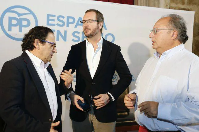 Luis Aznar (I), junto a Javier Maroto y Eduardo Fernández 