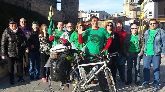 Néstor, a su llegada a Ponferrada, con sus compañeros de PAH Bierzo