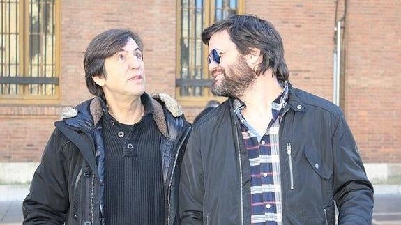 Manolo Tena junto a Yáser González, durante una entrevista para leonoticias