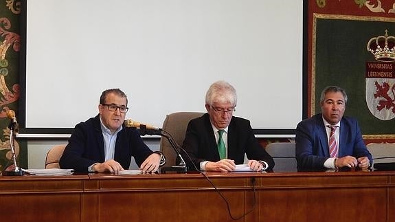 Luis Barcenilla (izquierda), durante la conferencia. 