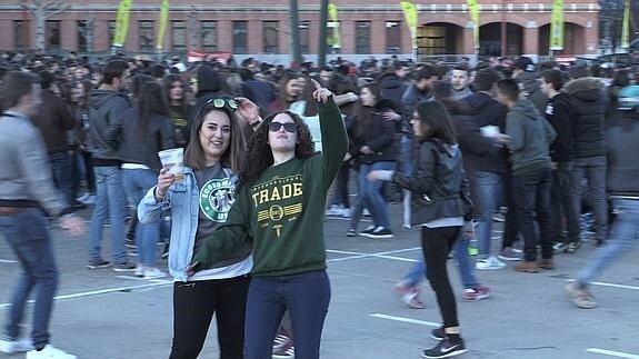 Dos jóvenes durante la Fiesta de Económicas. 