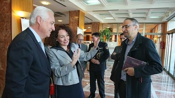 Concepción conversa con la alcaldesa de Ponferrada y el responsable de Justicia de CSIF. 