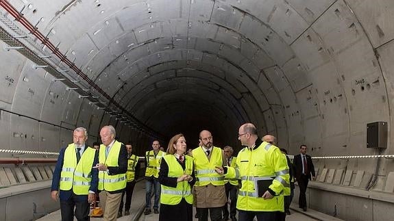 La ministra de Fomento en funciones, Ana Pastor, visita las obras del túnel de alta velocidad Atocha-Chamartín, en Madrid.