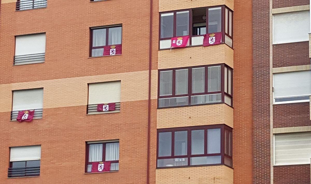 Imagen de un edificio de la captial, este sábado, con banderas de León.