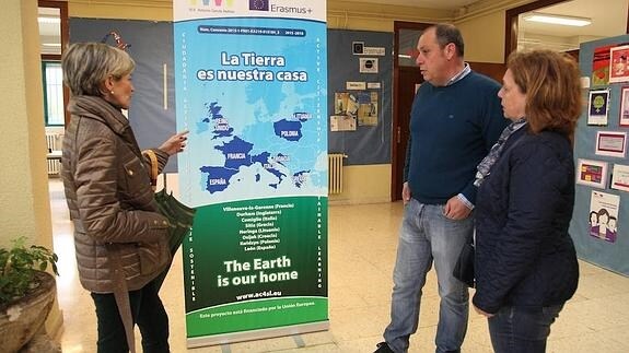 Ana Franco (i), junto con Aurora Baza (d) visitan el García Bellido junto con su director Rafael Gallego.