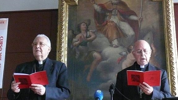 El obispo Julián López (i) y el presidente de la Conferencia Episcopal, Ricardo Blázquez, (d).