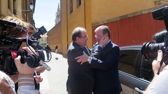 Juan Vicente Herrera se saluda con Antonio Silván a su llegada a León. 