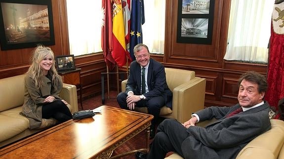 María Lafuente charla con Antonio Silván y Francisco Javier García Prieto. 