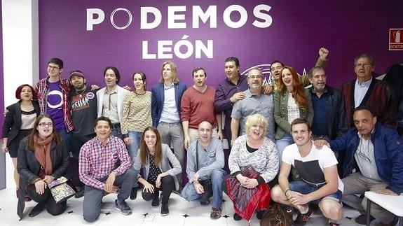 Simpatizantes y cargos de Podemos durante la inauguración de la sede.