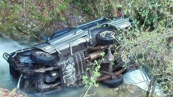 La heroica intervención de dos jóvenes evita una tragedia tras precipitarse un vehículo al río con dos menores