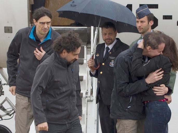 López, a la izquierda, a su llegada a la base aérea.