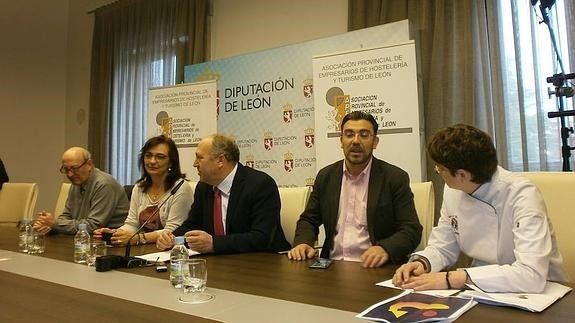 Genaro Martínez (c) con Pedro Llamas, a suderecha, María Ángeles Manjón, (d), Mercedes Prieto, (i) y Benito Gómez (i).