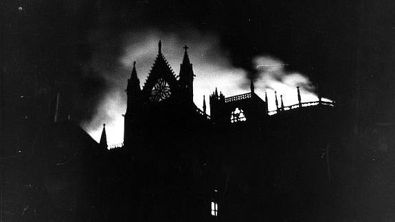 La Catedral de León, tras el incendio de 1966