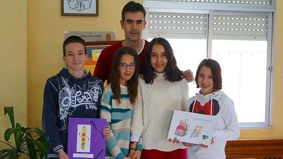 Los alumnos ganadores, con su profesor.