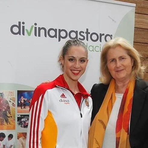 La gimnasta Carolina Rodríguez con Rosa Laparra, gerente de la Fundación Divina Pastora