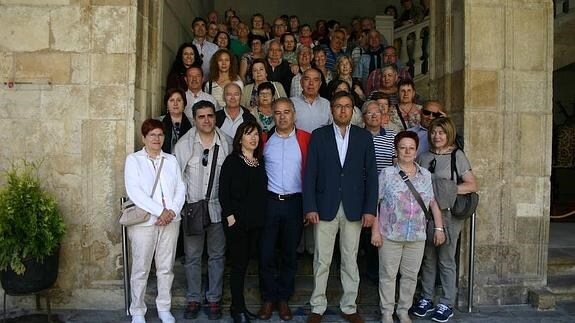 Emilio Orejas con los miembros de la Casa CyL en Navarra.