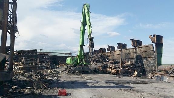 Imagen de los trabajos de desescombro tras el incendio de la fábrica.