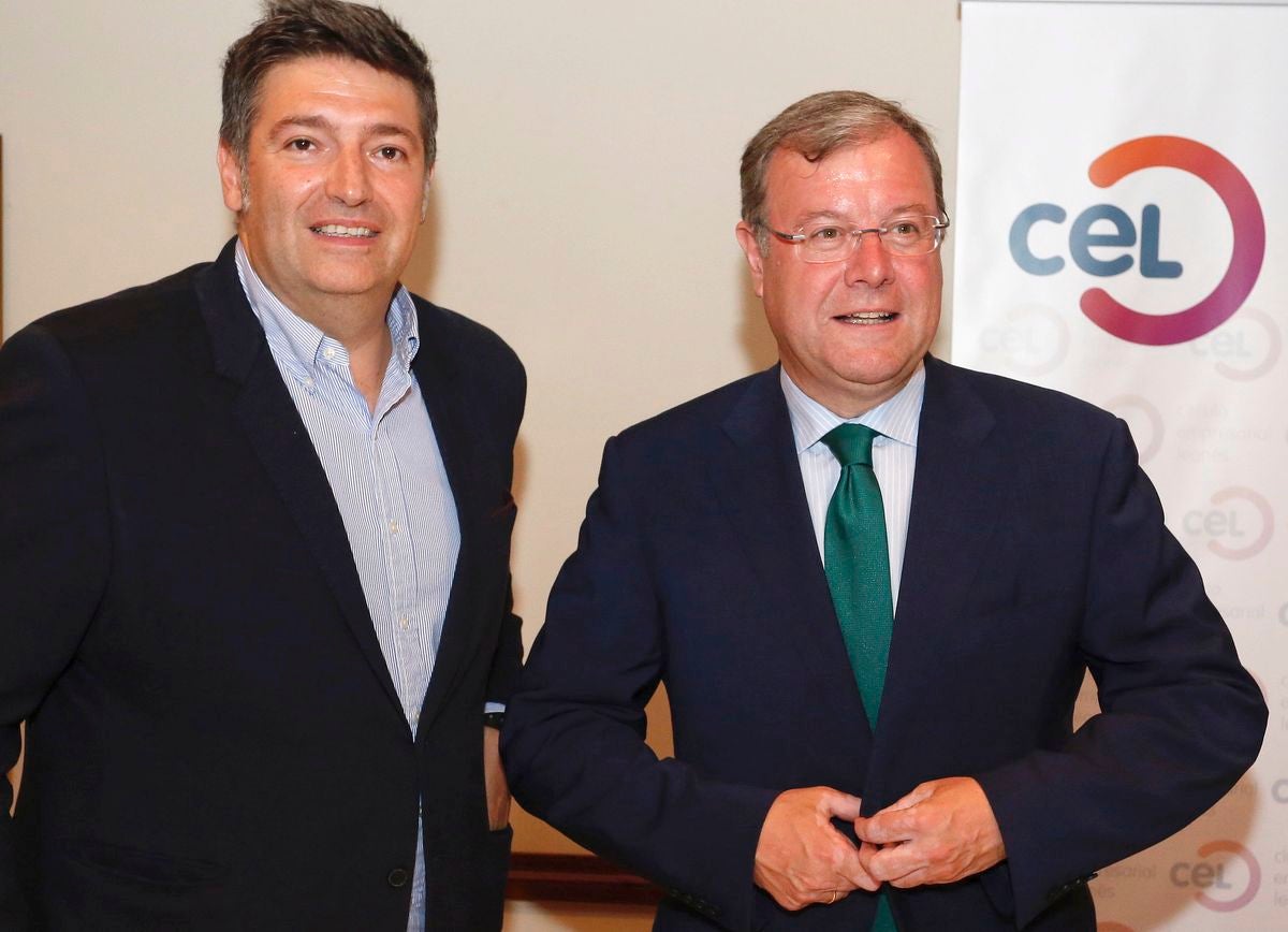 Antonio Silván, (d) y Julio César Álvarez, (i) en el encuentro de empresarios.