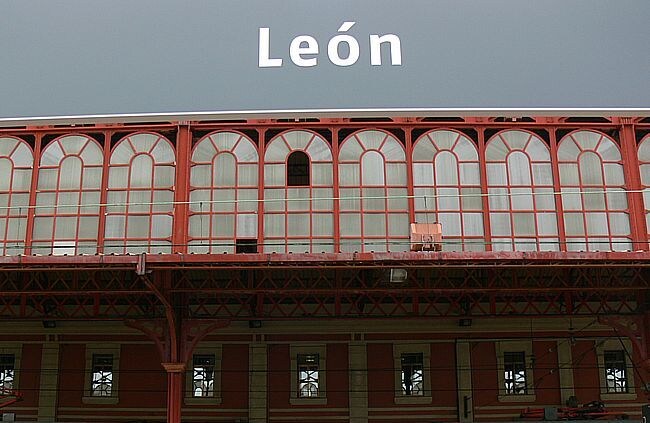 Imagen de la vieja estación de Adif en León.