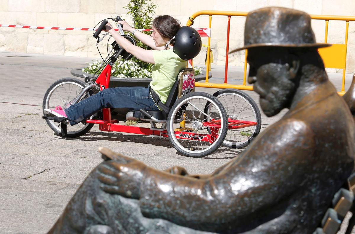 Un joven durante la jornada de deporte adaptado.