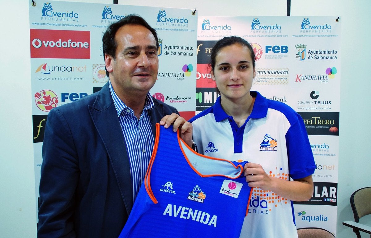 La escolta posa con su nueva camiseta