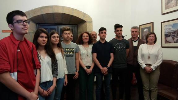 La alcaldesa de Ponferrada recibió este lunes en el Ayuntamiento a los alumnos ganadores del primer premio 'Patrimonio Joven de Futuro' por su investigación sobre la iglesia de Villanueva de Valdueza.