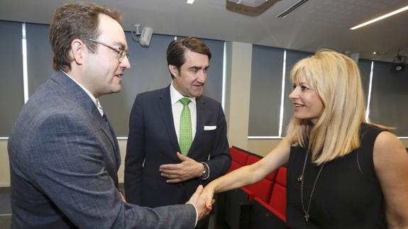 Juan Carlos Suárez-Quiñones inaugura el acto de Ciberseguridad y Ciberdelitos; junto a él, la magistrada Maria Luisa Roldán y el gerente de Innovación del Incibe, Félix Barrio.