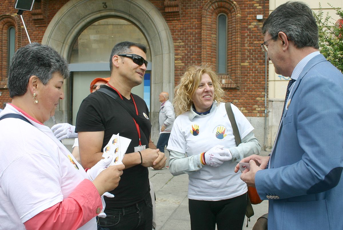 El presidente de la Diputación junto a representantes de San Juan Bautista. 