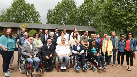 Foto de familia de los asistentes a las Jornadas sobre discapacidad y sexualidad ‘Placeres, peligros y permisos tras un daño cerebral’, organizadas por Aspaym.