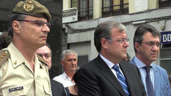 Las autoridades leonesas aplauden tras el minuto de silencio que ha tenido lugar en Ordoño II.