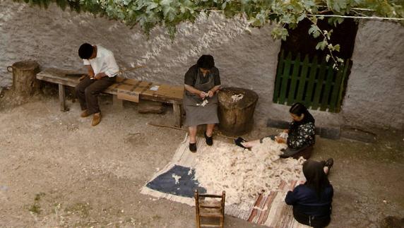 Lugareños de la comarca de La Cabrera, trabajando la lana