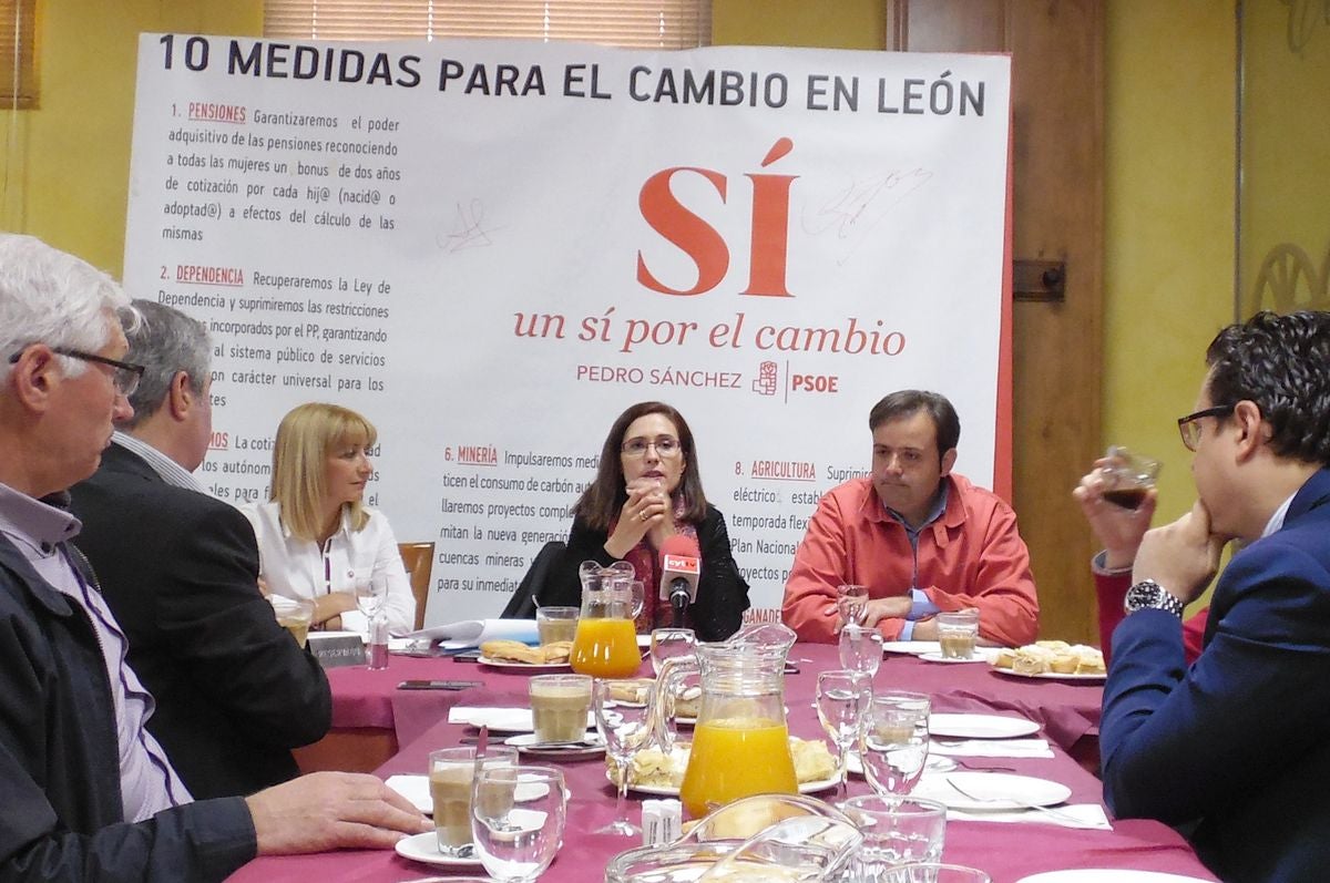 María Eugenia Gancedo, Aurora Flórez y Celestino Rodríguez, durante el encuentro de este viernes.