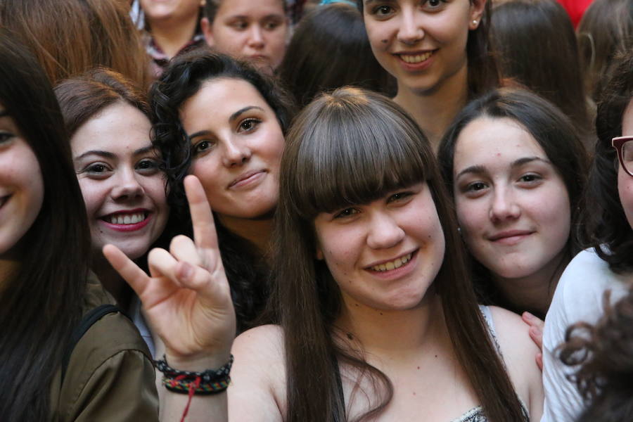 Un grupo de jóvenes durante el concierto de Melendi
